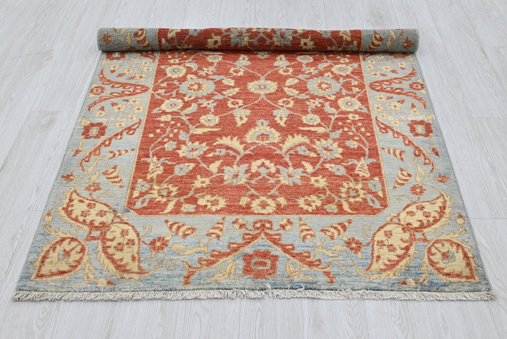 red Accent rug 4' 0" x 5' 8"