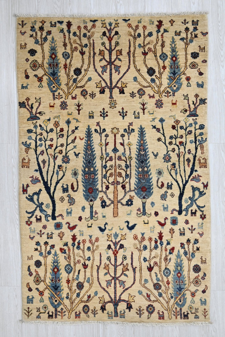 white Accent rug 3' 7" x 6' 3"