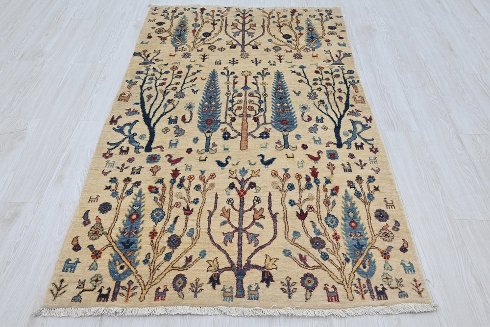 white Accent rug 3' 7" x 6' 3"