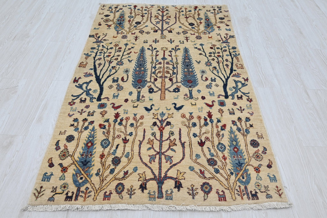 white Accent rug 3' 7" x 6' 3"
