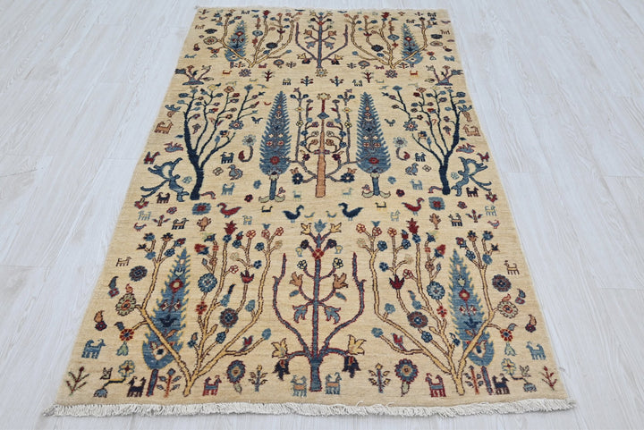 white Accent rug 3' 7" x 6' 3"