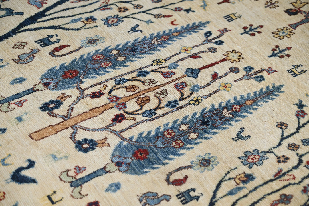 white Accent rug 3' 7" x 6' 3"