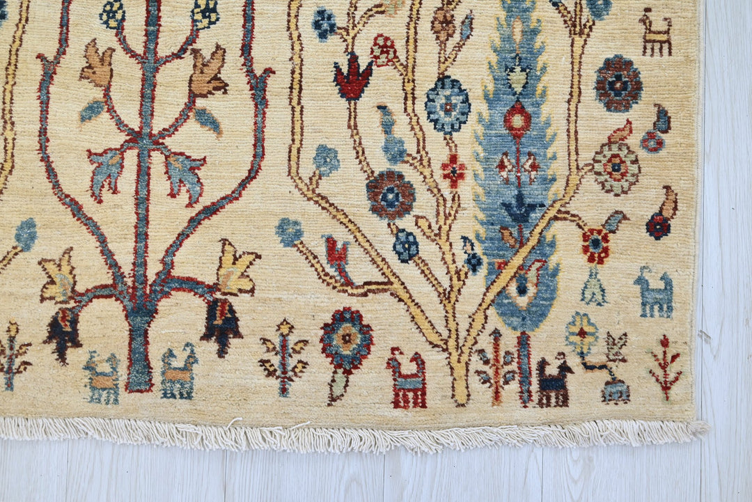 white Accent rug 3' 7" x 6' 3"
