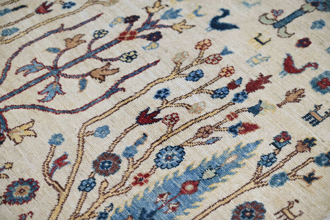 white Accent rug 3' 7" x 6' 3"