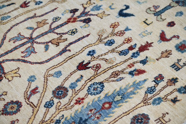 white Accent rug 3' 7" x 6' 3"