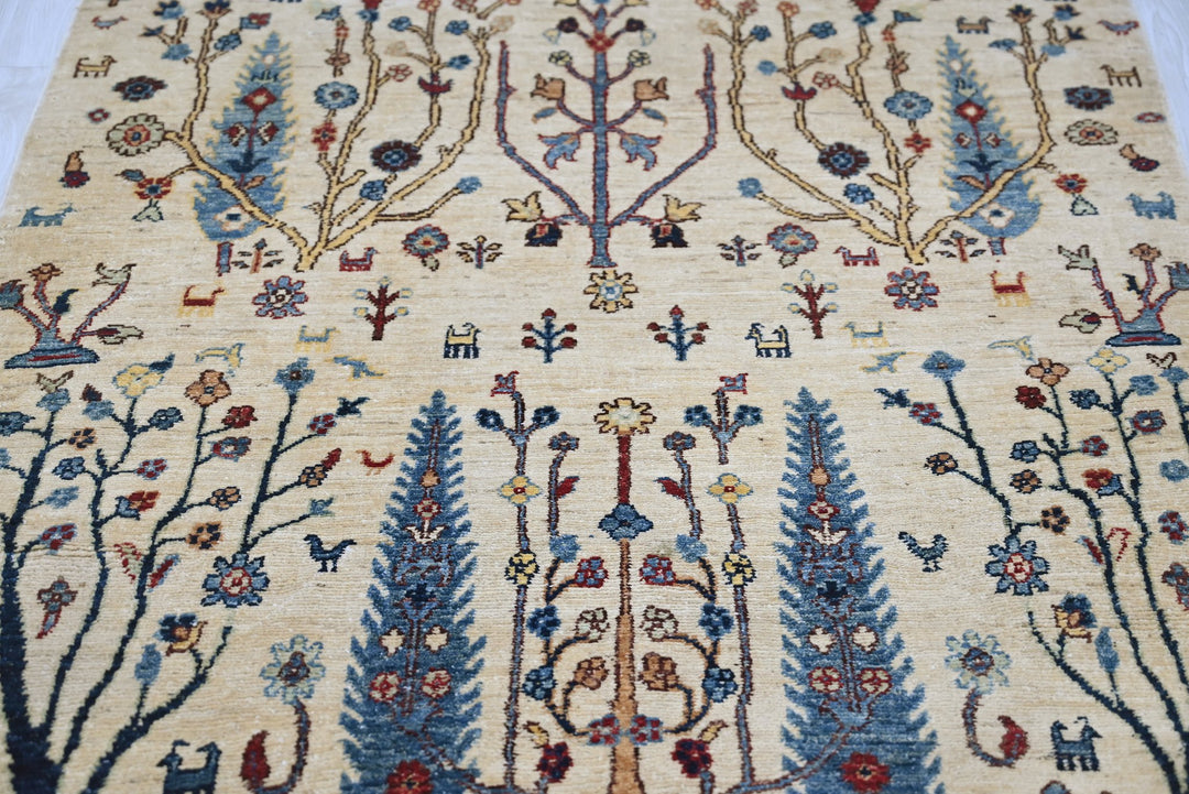 white Accent rug 3' 7" x 6' 3"