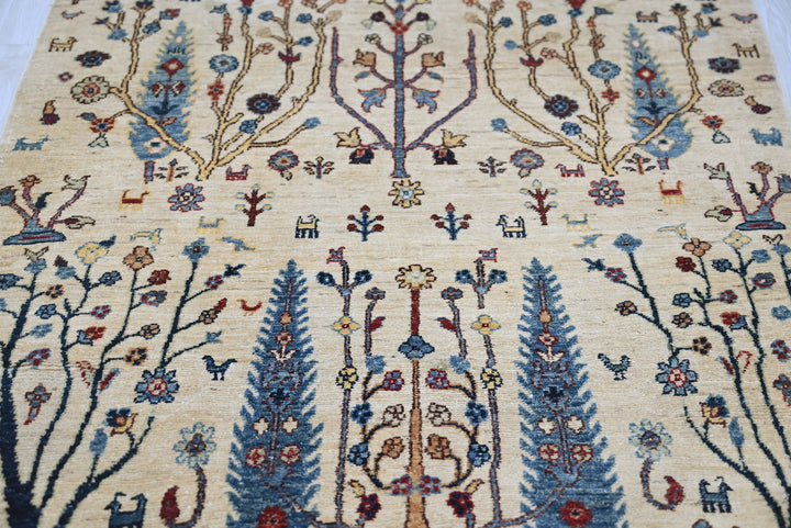 white Accent rug 3' 7" x 6' 3"