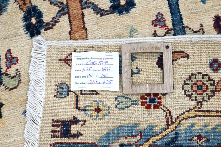 white Accent rug 3' 7" x 6' 3"