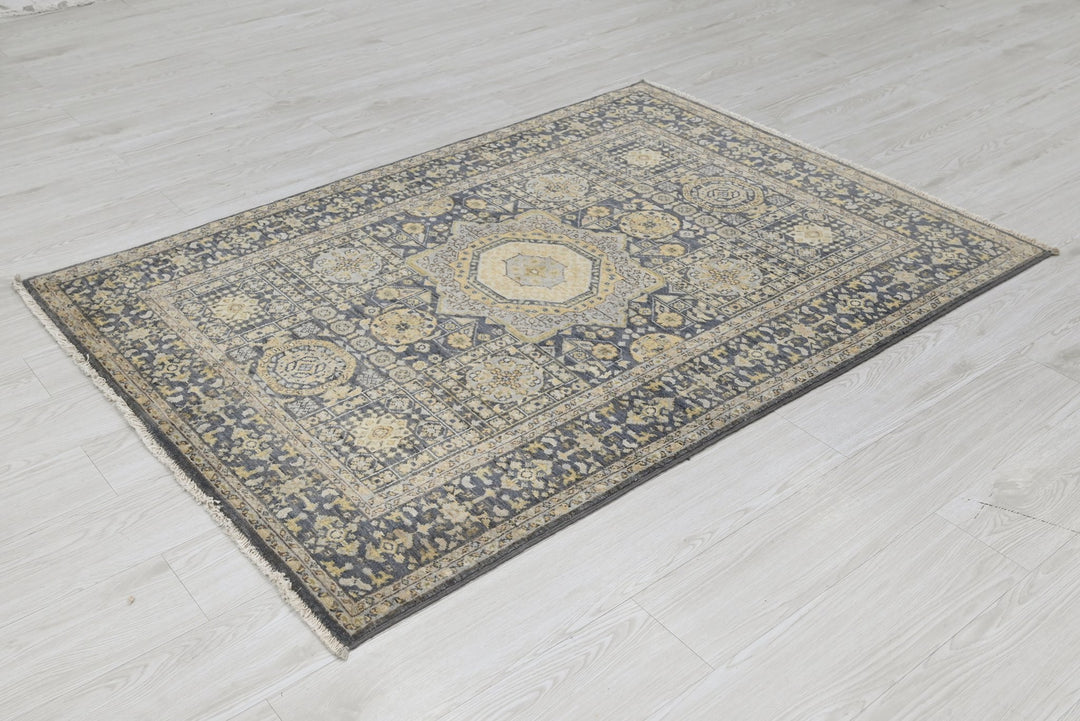 blue Accent rug 3' 10" x 5' 4"
