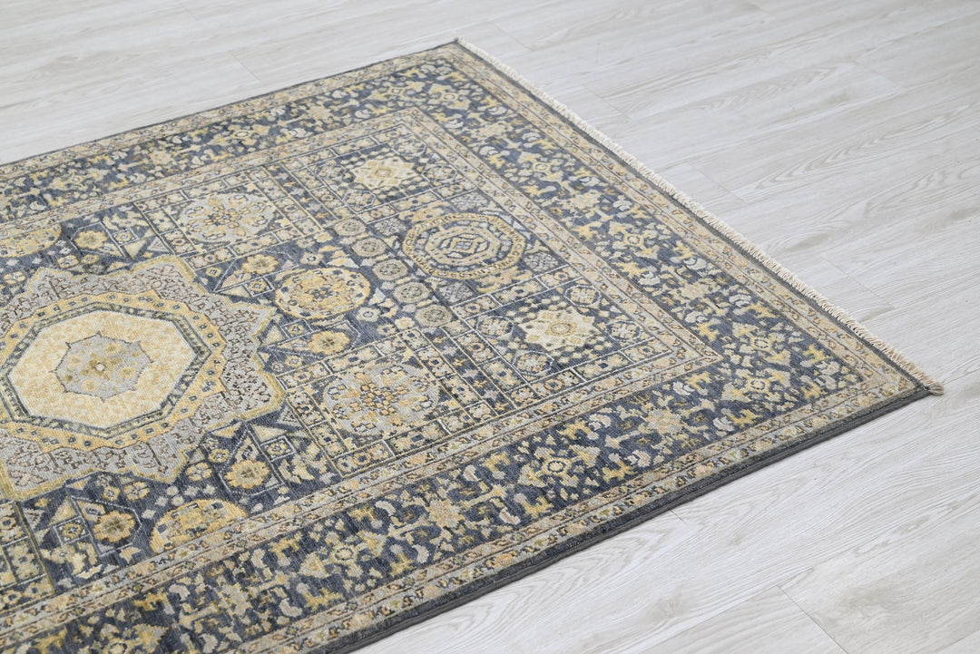 blue Accent rug 3' 10" x 5' 4"