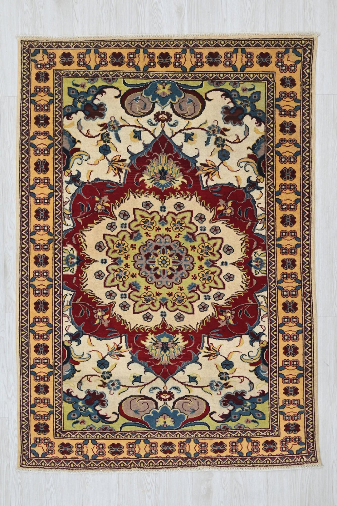 white Accent rug 3' 11" x 5' 11"