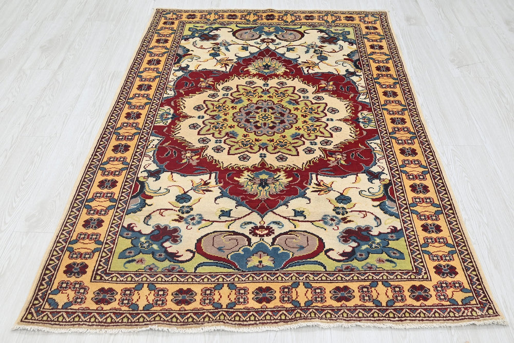 white Accent rug 3' 11" x 5' 11"