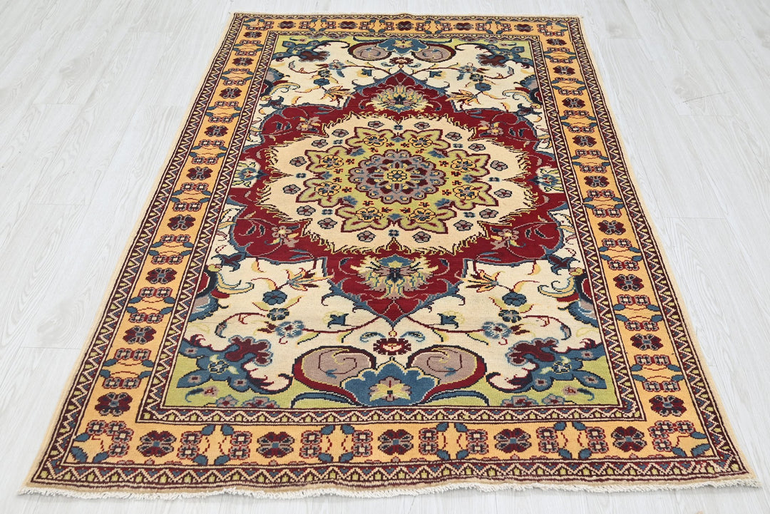 white Accent rug 3' 11" x 5' 11"