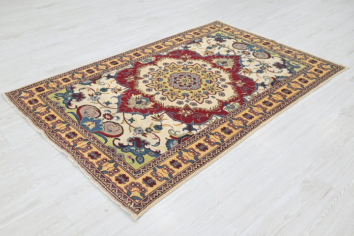 white Accent rug 3' 11" x 5' 11"