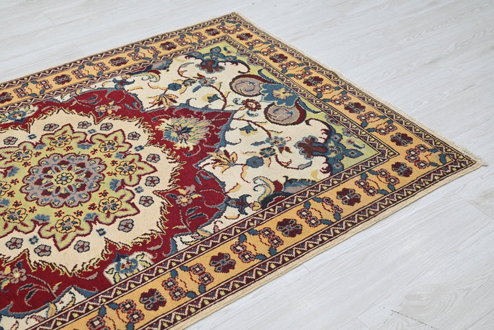 white Accent rug 3' 11" x 5' 11"