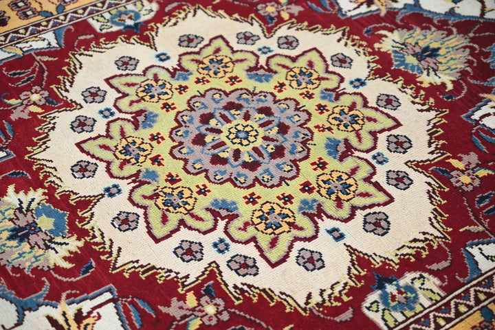 white Accent rug 3' 11" x 5' 11"