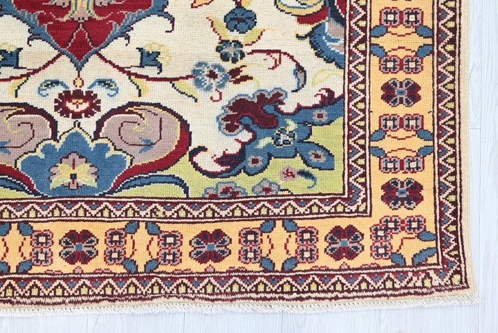 white Accent rug 3' 11" x 5' 11"