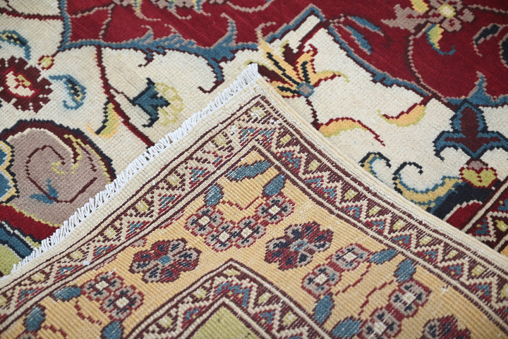 white Accent rug 3' 11" x 5' 11"