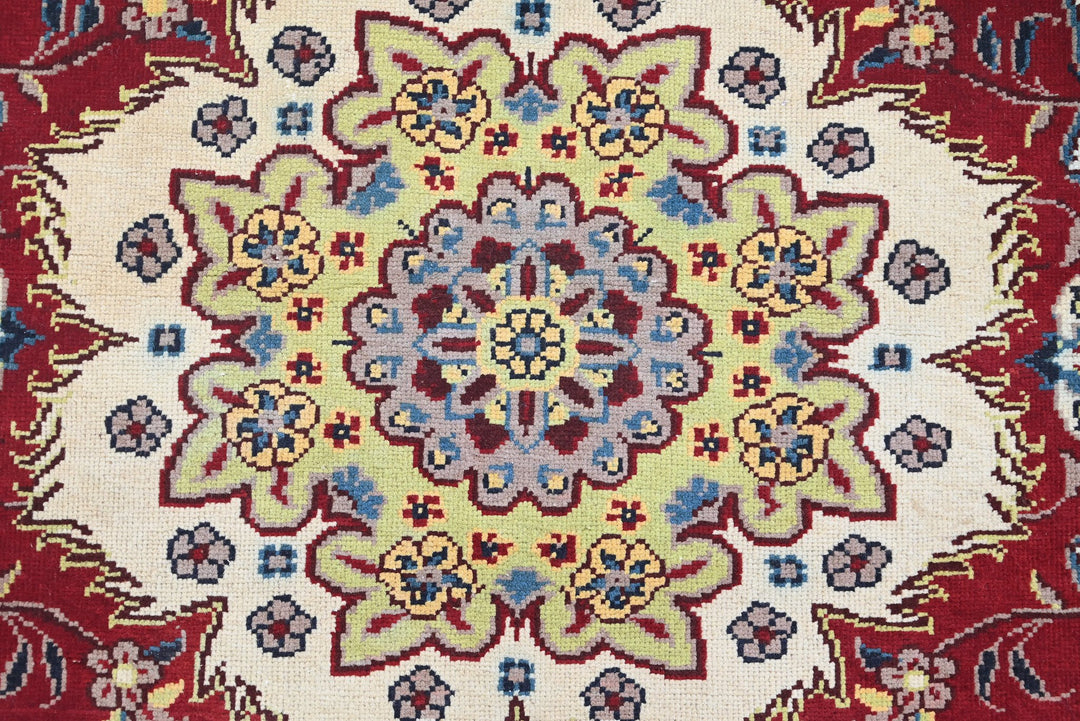 white Accent rug 3' 11" x 5' 11"