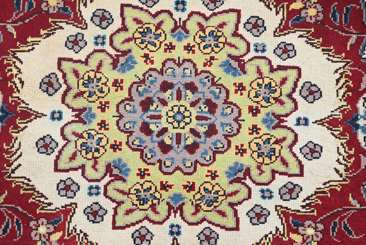 white Accent rug 3' 11" x 5' 11"