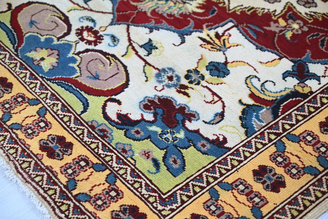 white Accent rug 3' 11" x 5' 11"