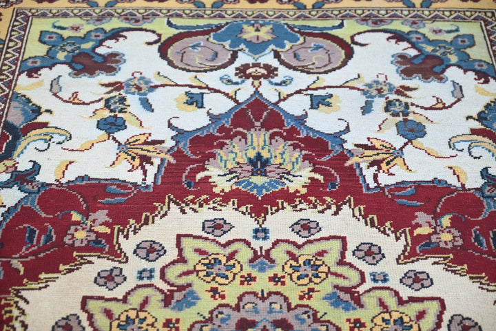 white Accent rug 3' 11" x 5' 11"