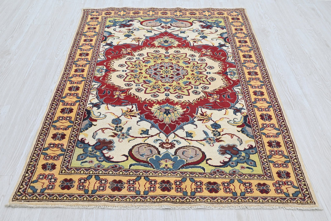 white Accent rug 3' 11" x 5' 11"