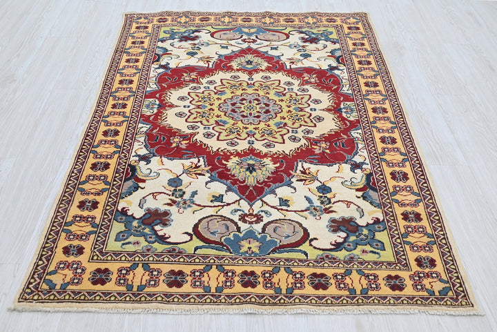 white Accent rug 3' 11" x 5' 11"