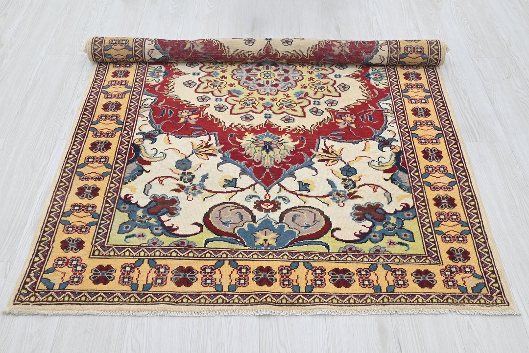 white Accent rug 3' 11" x 5' 11"