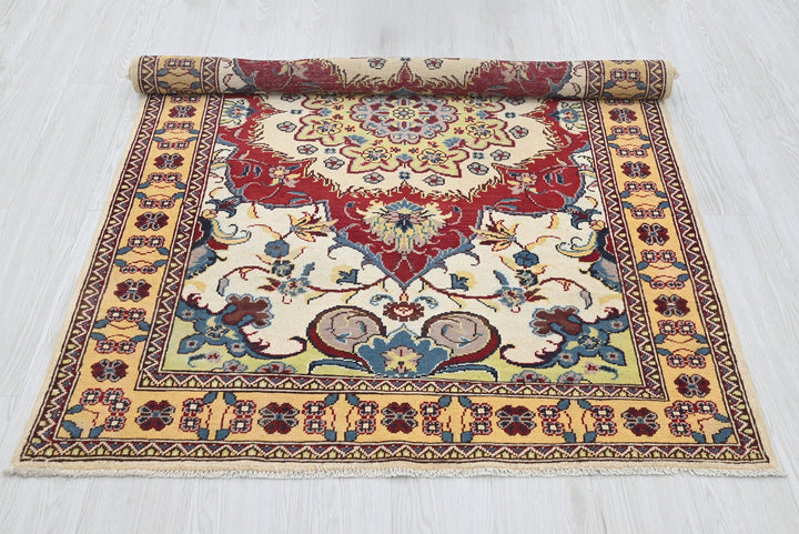 white Accent rug 3' 11" x 5' 11"