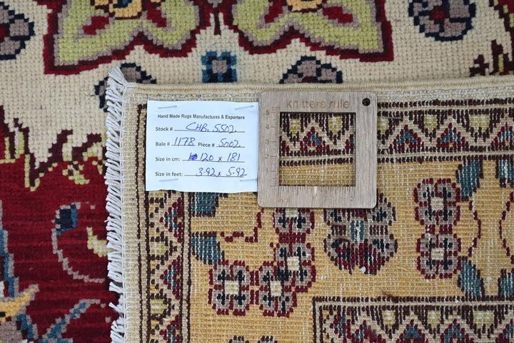 white Accent rug 3' 11" x 5' 11"