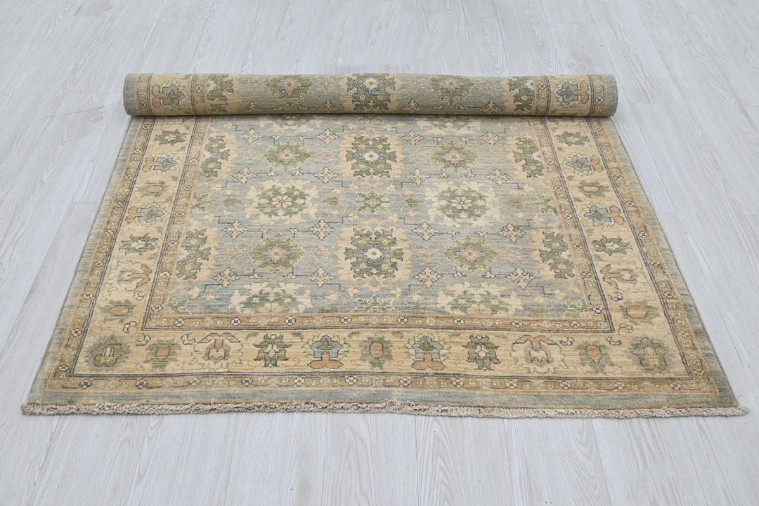 blue Accent rug 4' 1" x 5' 10"