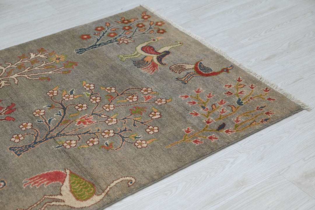 gray Accent rug 3' 3" x 5' 0"