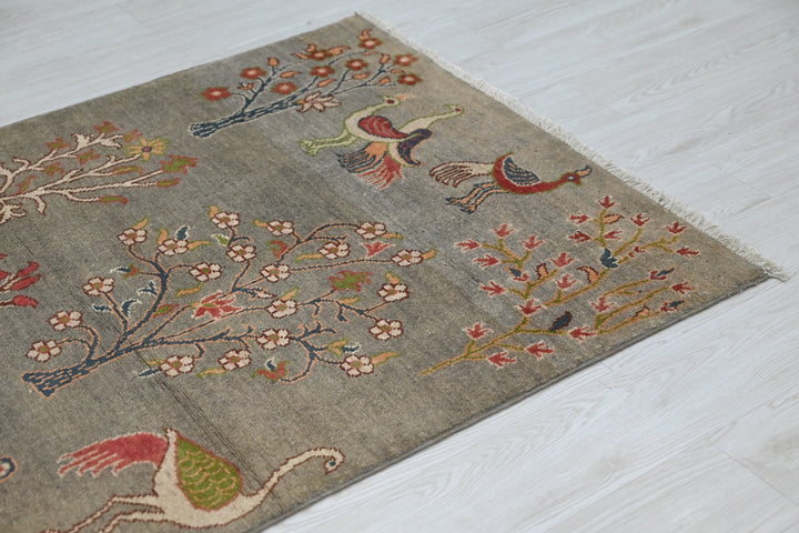 gray Accent rug 3' 3" x 5' 0"