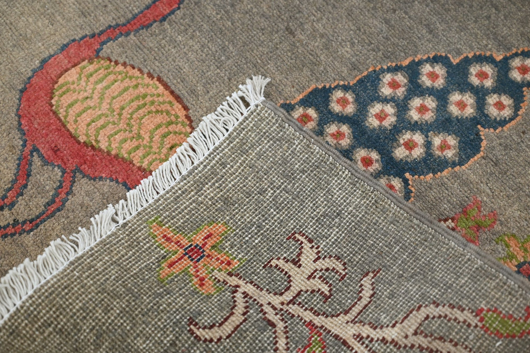 gray Accent rug 3' 3" x 5' 0"