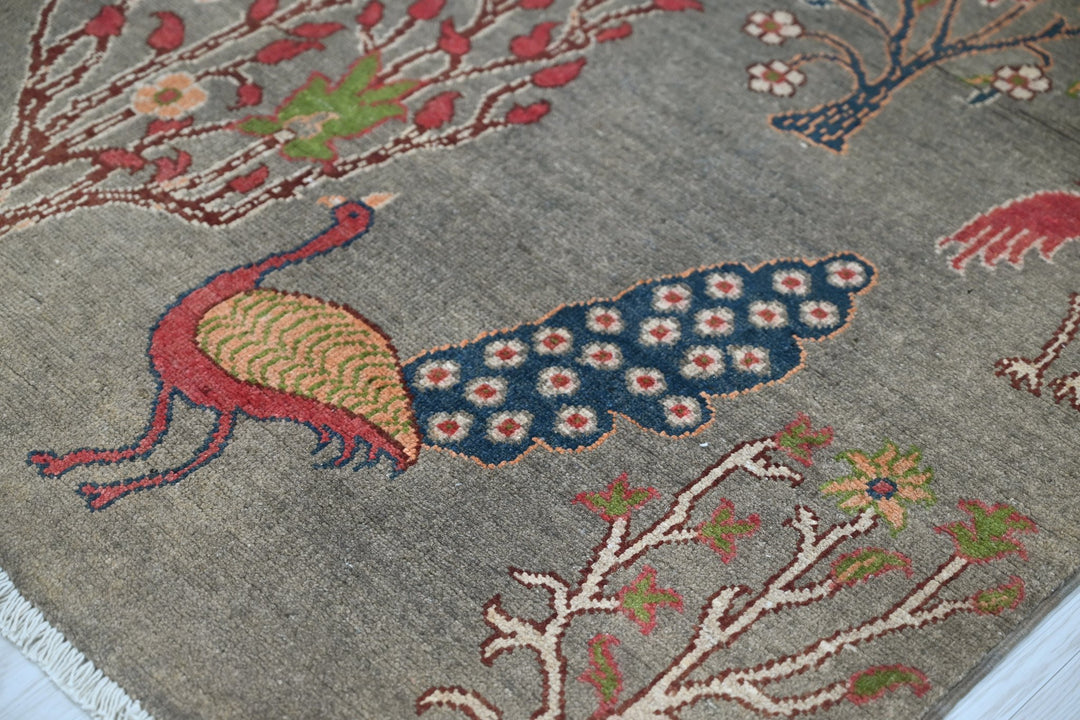 gray Accent rug 3' 3" x 5' 0"