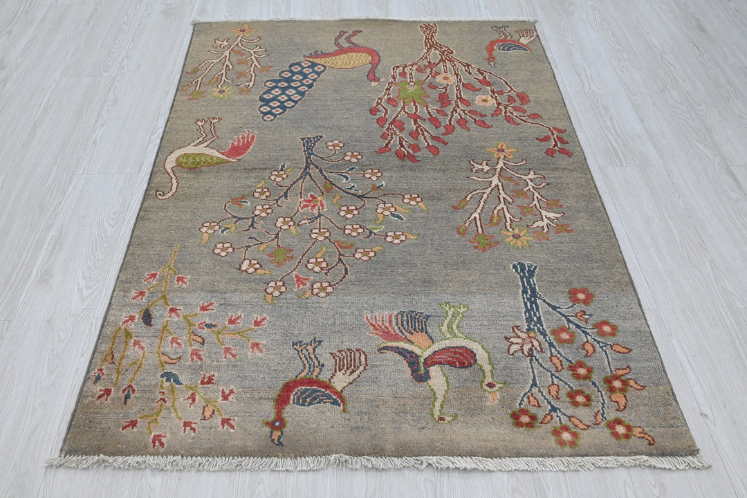 gray Accent rug 3' 3" x 5' 0"