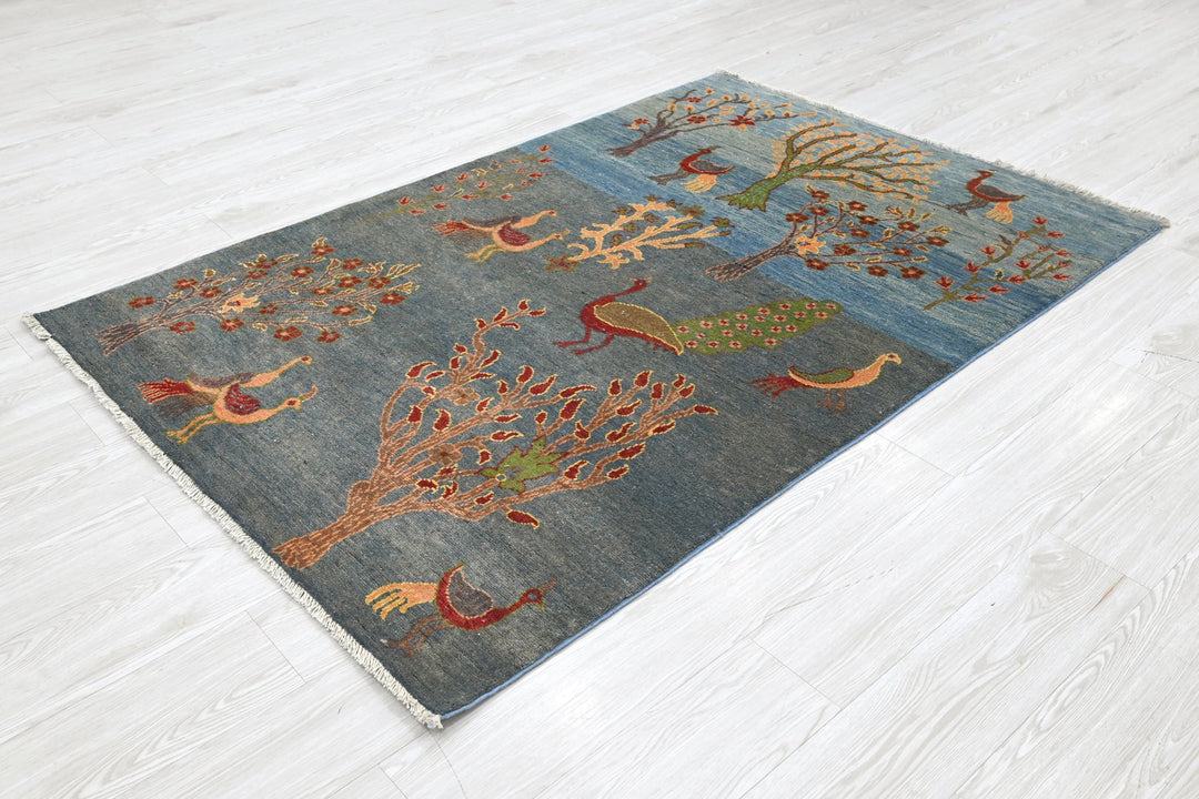 blue Accent rug 3' 11" x 5' 11"