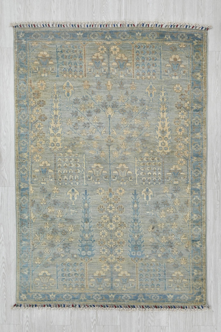 gray Accent rug 3' 11" x 6' 0"