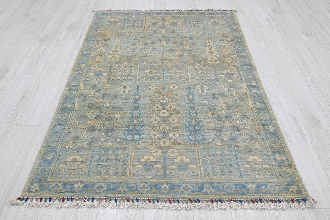 gray Accent rug 3' 11" x 6' 0"