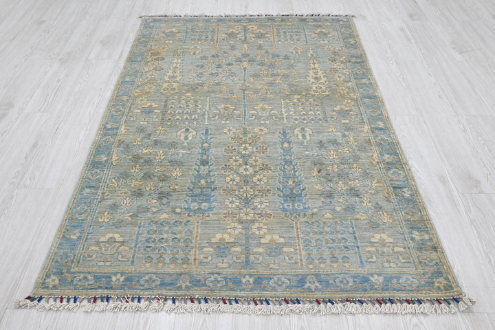 gray Accent rug 3' 11" x 6' 0"
