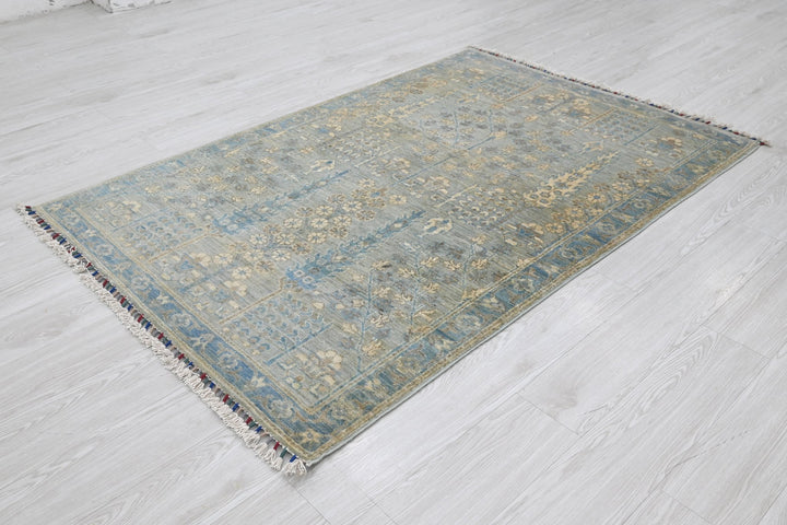 gray Accent rug 3' 11" x 6' 0"