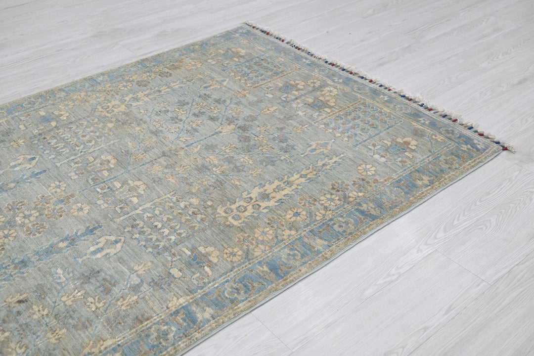 gray Accent rug 3' 11" x 6' 0"