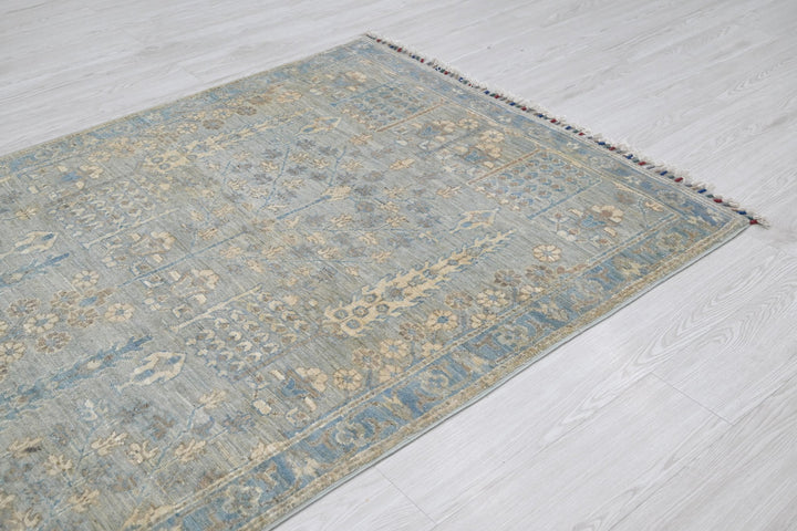 gray Accent rug 3' 11" x 6' 0"