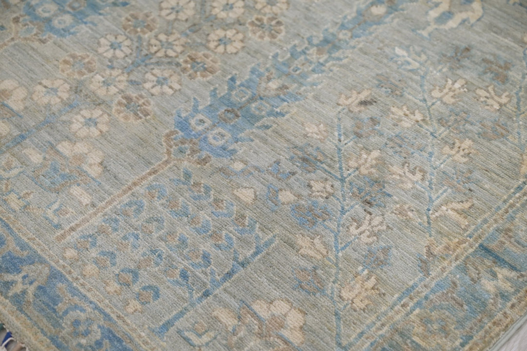 gray Accent rug 3' 11" x 6' 0"