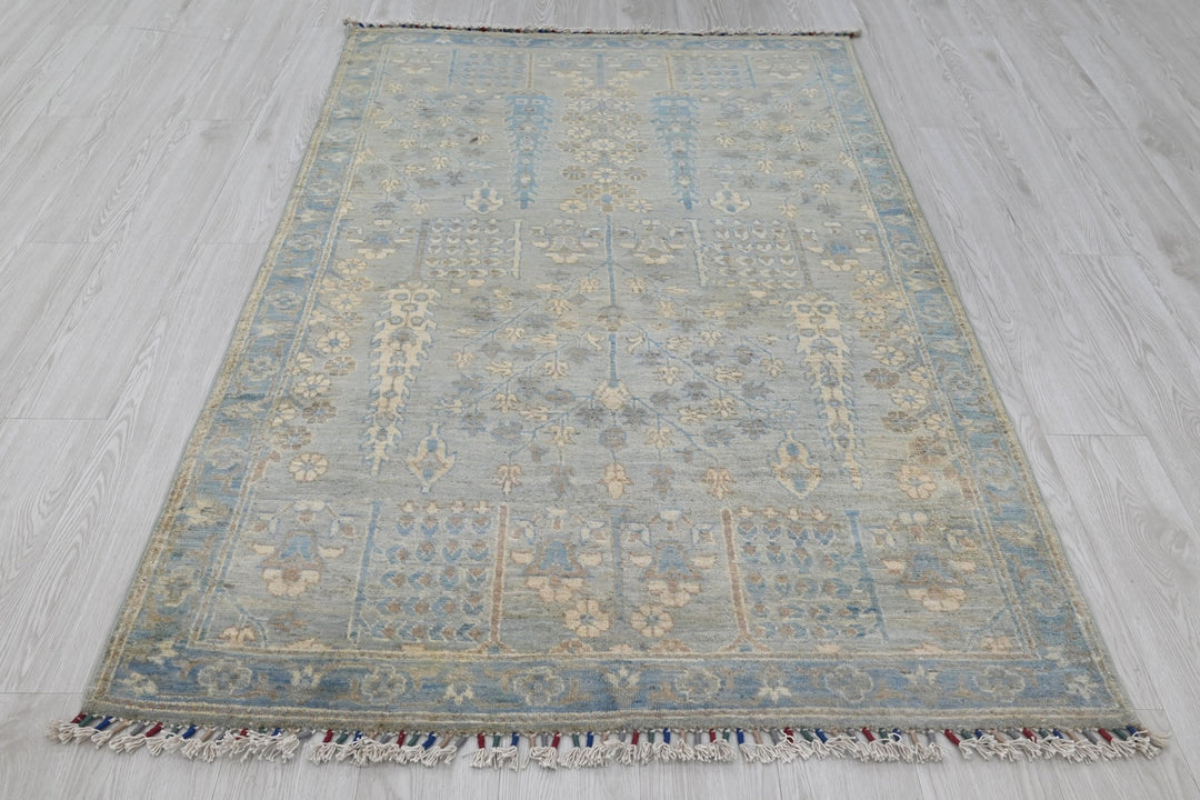 gray Accent rug 3' 11" x 6' 0"