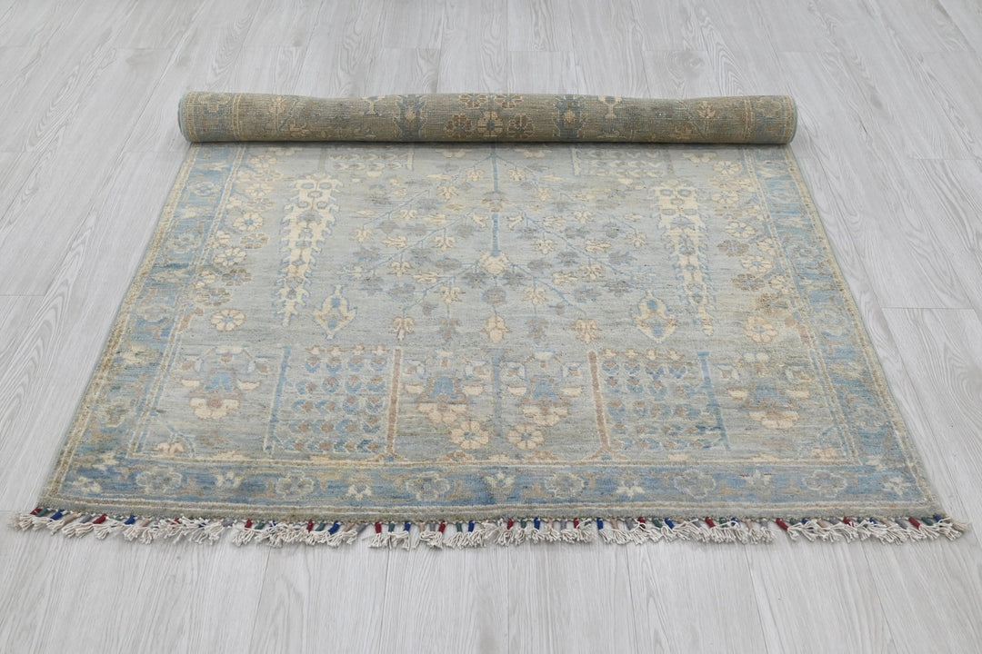 gray Accent rug 3' 11" x 6' 0"