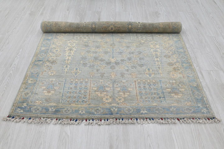 gray Accent rug 3' 11" x 6' 0"
