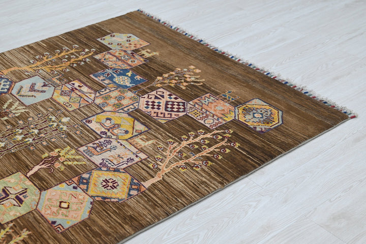 brown Accent rug 4' 1" x 5' 10"