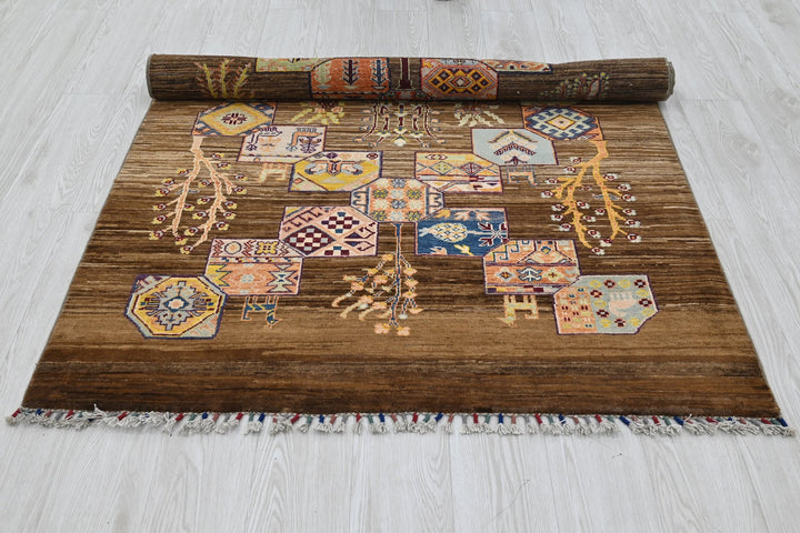 brown Accent rug 4' 1" x 5' 10"